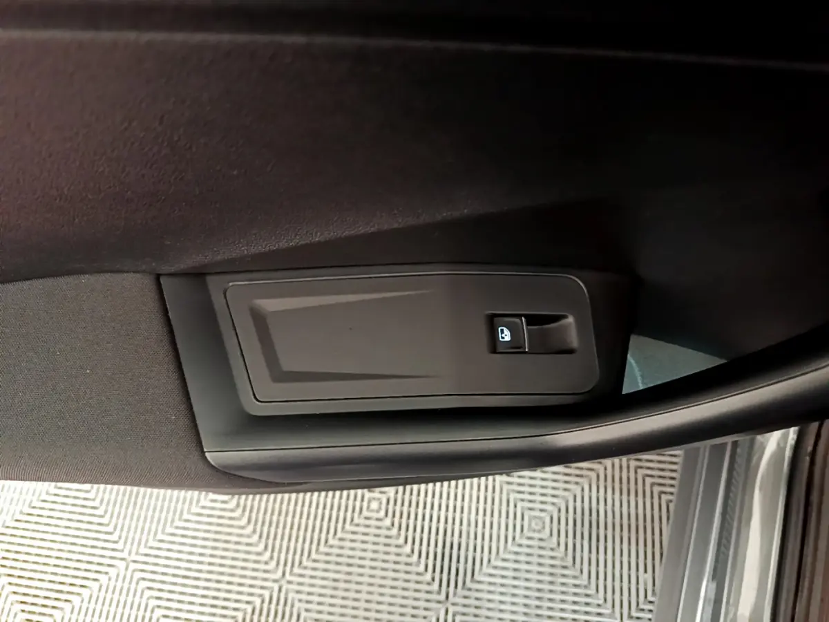 Bouton de verrouillage de porte sur la garniture intérieure côté conducteur d'un Volkswagen T-Roc gris foncé 2021