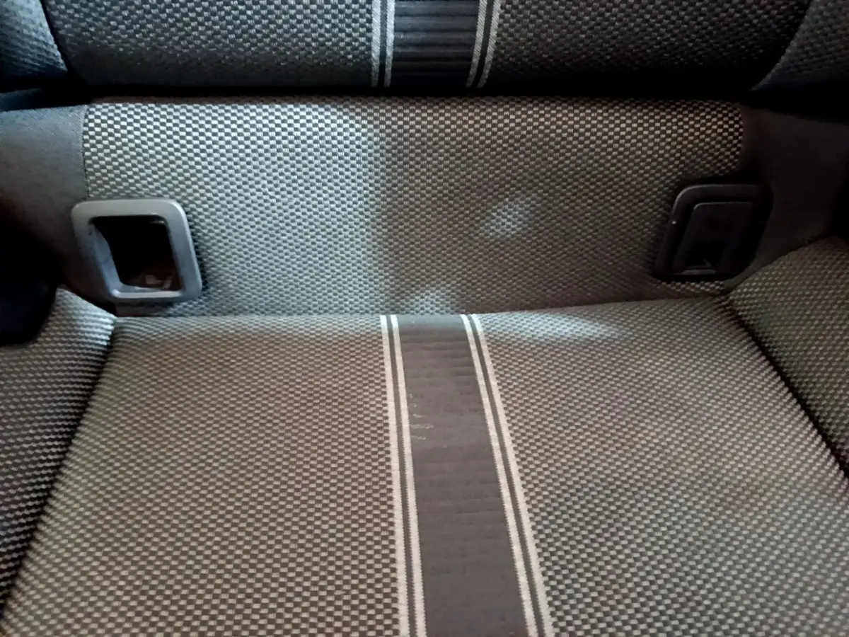 Gros plan sur la banquette arrière en tissu gris à motifs avec ceintures de sécurité encastrées du Volkswagen T-Roc 2021.