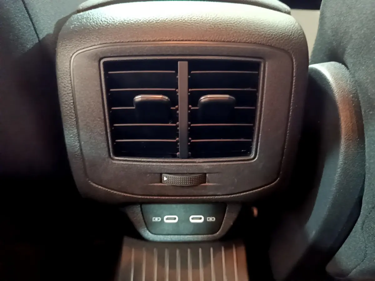 Gros plan sur la sortie d'air arrière noire avec deux ports USB-C du Volkswagen T-Roc gris foncé 2021.