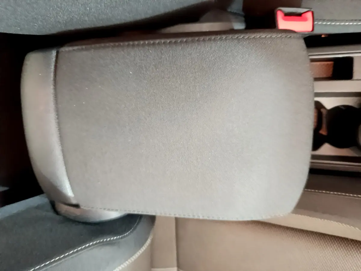 Accoudoir central en tissu gris foncé du Volkswagen T-Roc 1.0 TSI 110 Lounge, vue rapprochée de l'intérieur