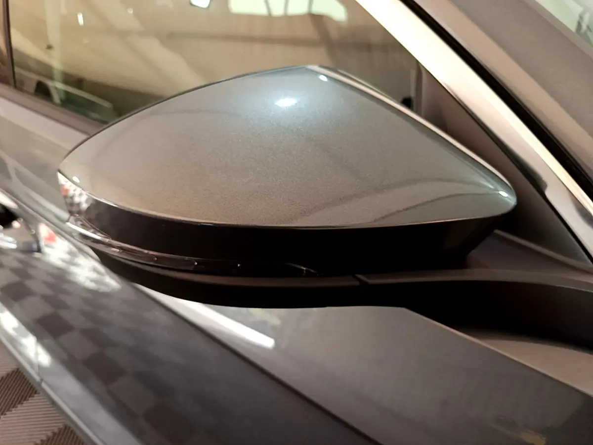 Rétroviseur côté conducteur gris foncé du Volkswagen T-Roc 1.0 TSI 110 Lounge 2021 avec clignotant intégré.