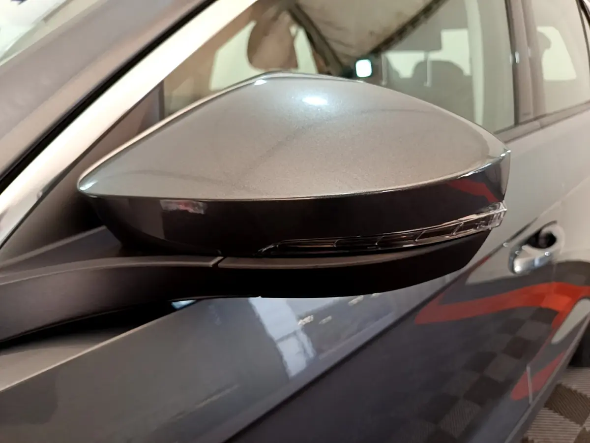 Rétroviseur côté conducteur gris foncé du Volkswagen T-Roc 1.0 TSI 110 Lounge 2021 avec clignotant intégré.