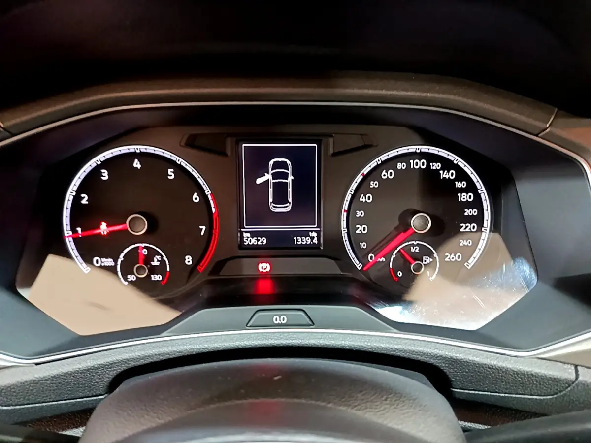 Tableau de bord numérique du Volkswagen T-Roc 2021, affichant compte-tours, vitesse et indicateurs de sécurité.