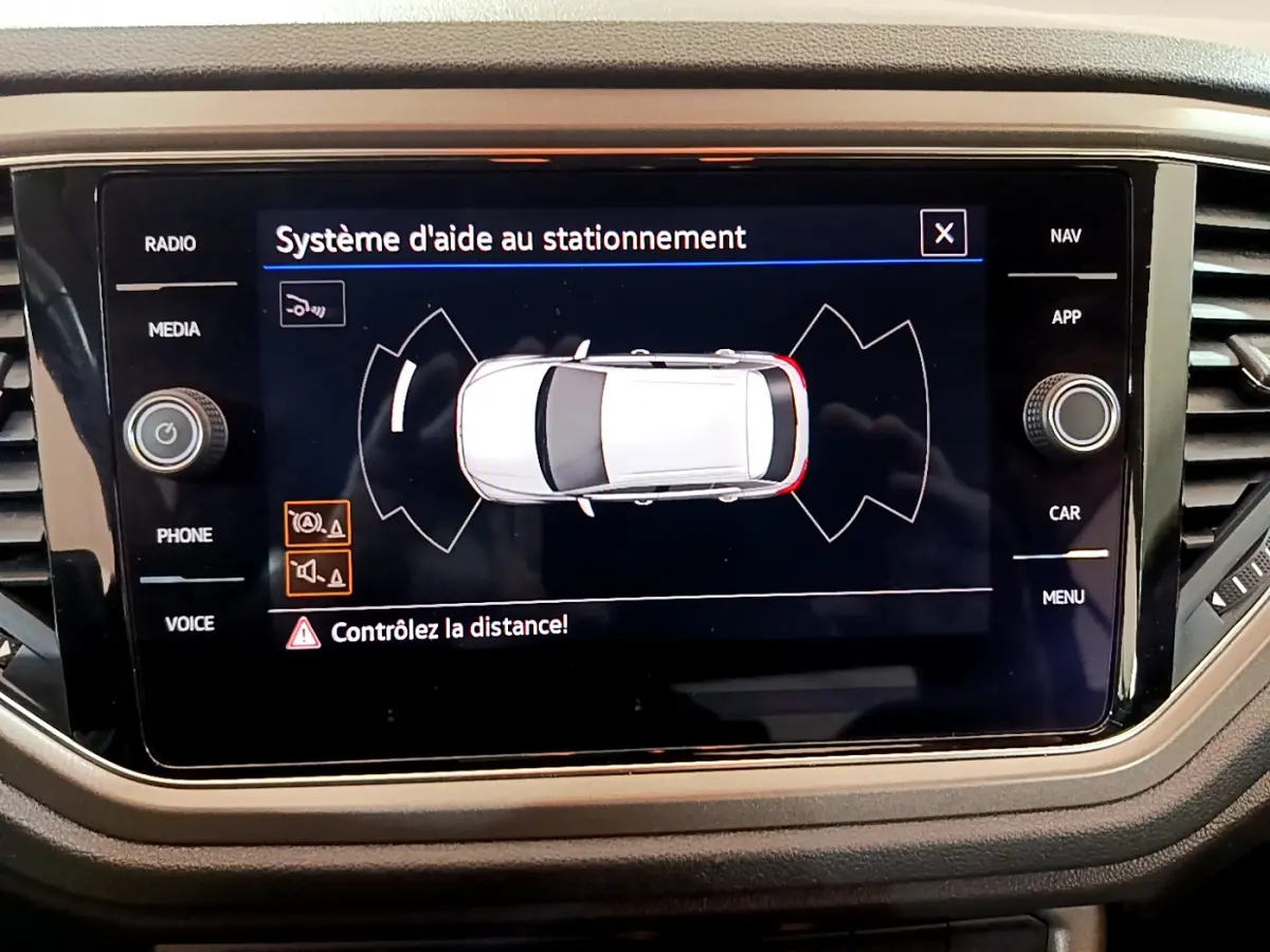 Écran tactile du système d'aide au stationnement dans le tableau de bord du Volkswagen T-Roc 2021.
