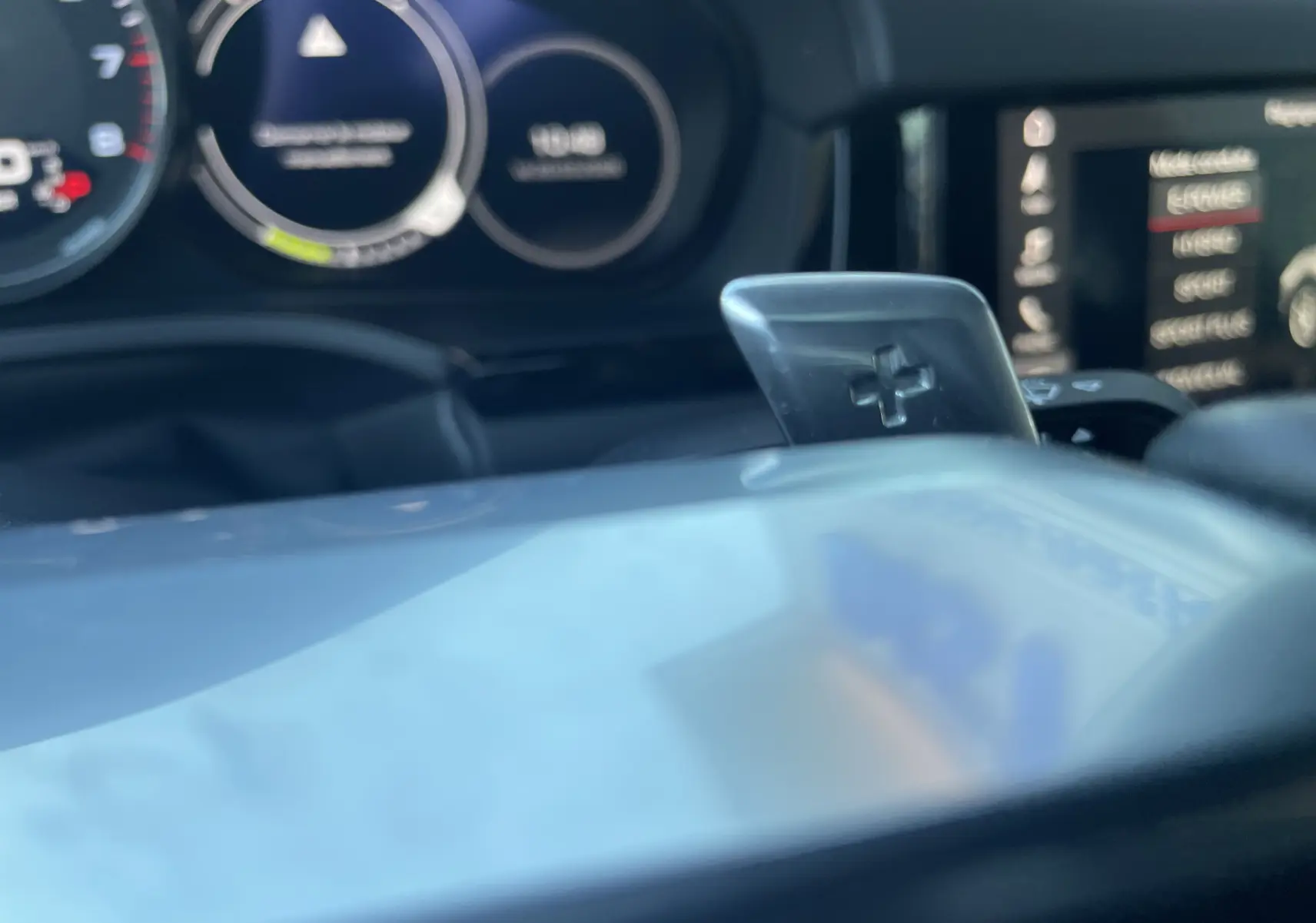 Gros plan sur la palette de changement de vitesse côté droit du volant cuir multifonction du Porsche Cayenne Coupé e-Hybrid noir.