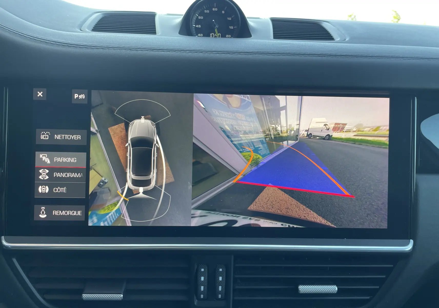 Écran intérieur du Porsche Cayenne Coupé E-Hybrid montrant la caméra 360° et la vue arrière avec guidage de trajectoire.