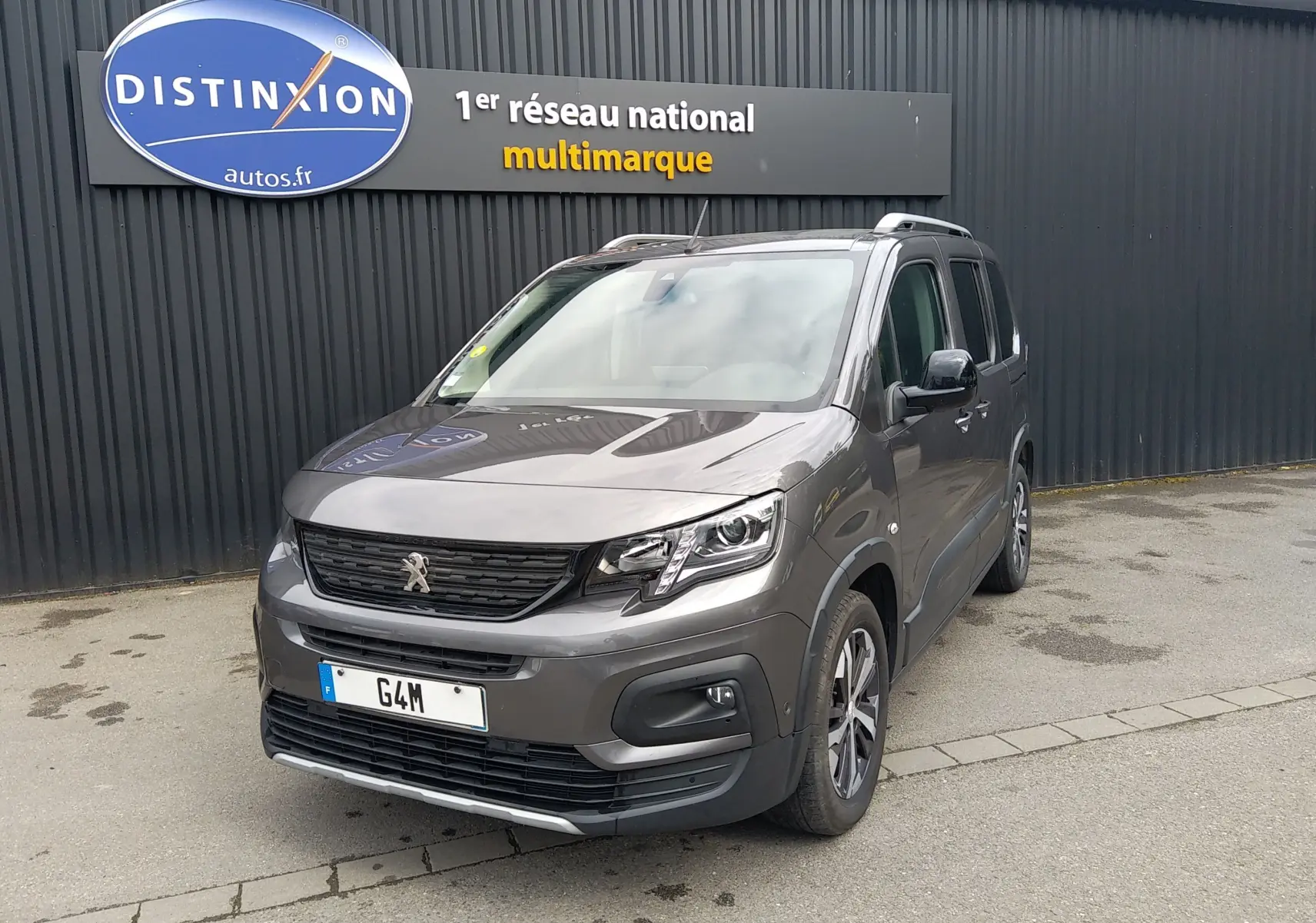 Peugeot Rifter gris platinium en vue 3/4 avant droit, avec calandre noire et jantes alliage distinctives.