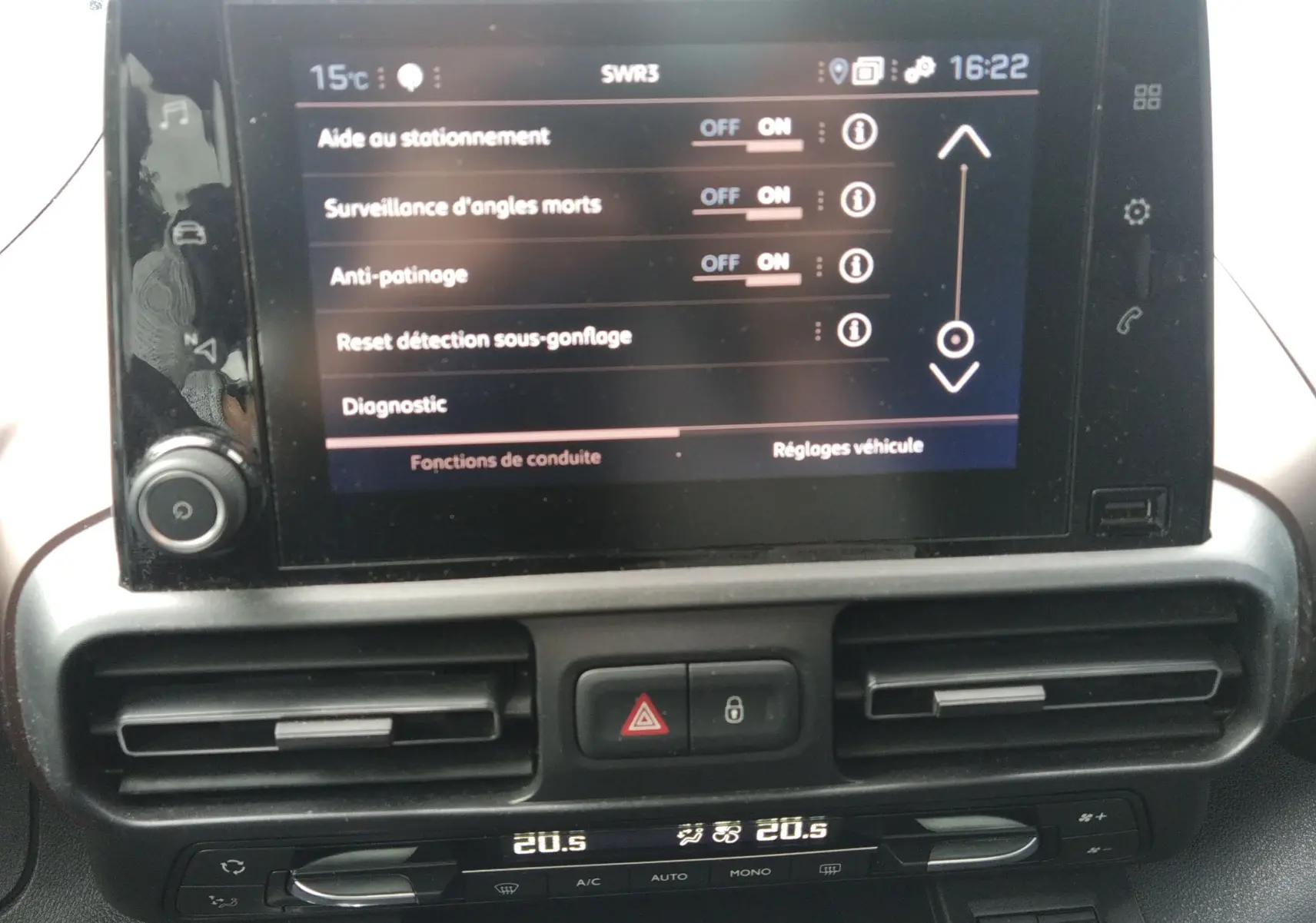 Écran tactile central du Peugeot Rifter 2022 affichant les réglages d'aide à la conduite, avec commandes de climatisation en dessous.