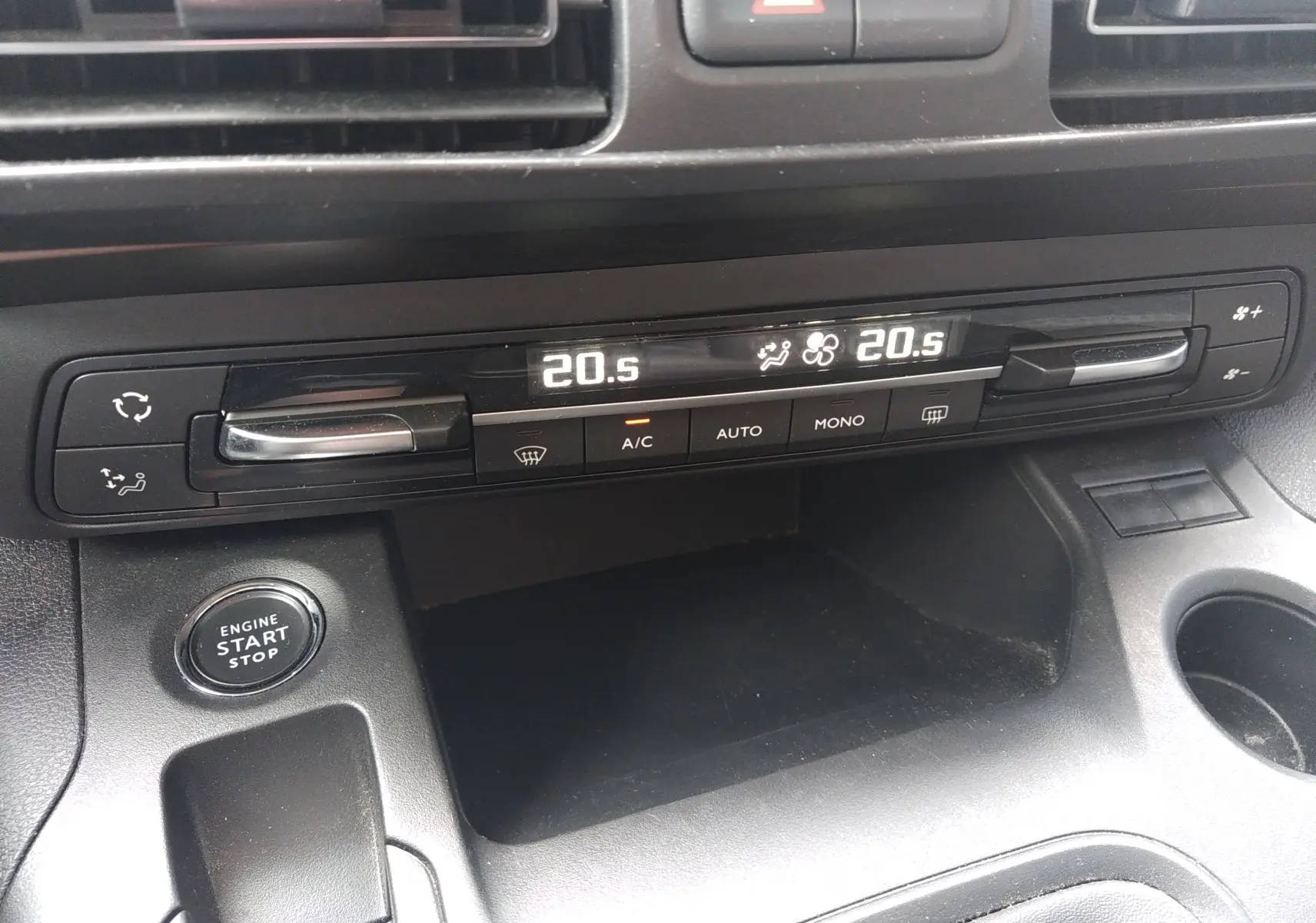 Détail de la console centrale du Peugeot Rifter 2022, montrant la climatisation digitale et le bouton start/stop.