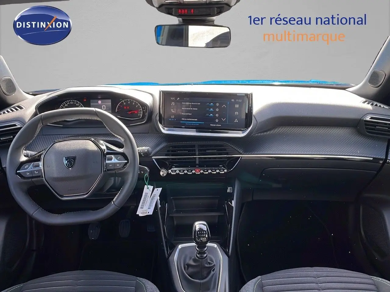 Vue intérieure avant du Peugeot 2008 2024 avec tableau de bord moderne et volant multifonction noir.
