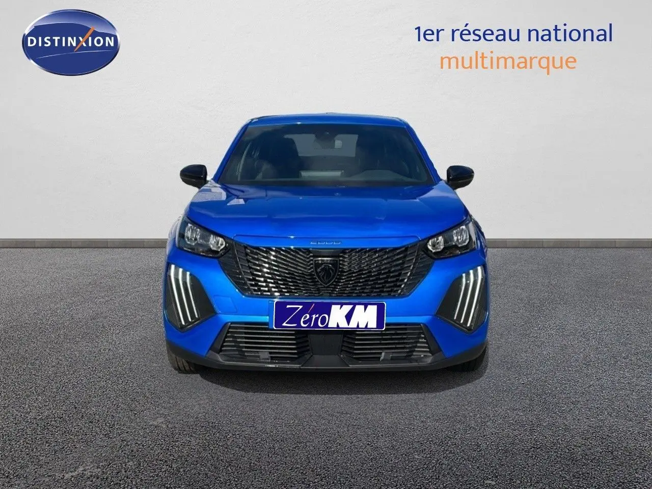 Vue frontale d'un Peugeot 2008 bleu Vertigo Metal avec feux LED verticaux et calandre noire distinctive.