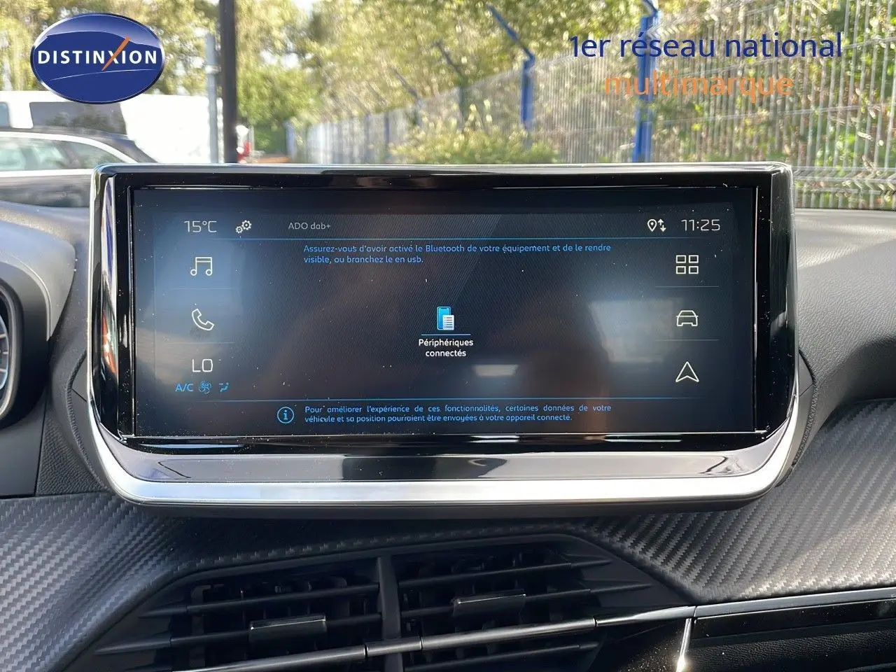 Écran tactile central du tableau de bord du Peugeot 2008 2024, affichant les connexions Bluetooth et la température extérieure.