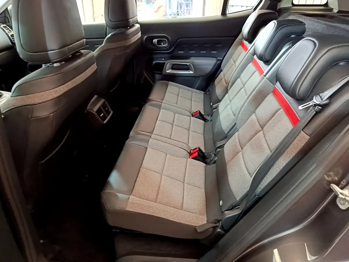 Vue côté gauche des sièges arrière gris et noir avec bande rouge du Citroën C5 Aircross 2020 Business diesel.