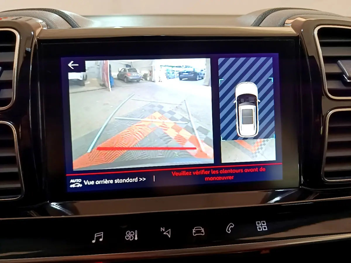 Écran tactile intérieur montrant la caméra de recul et la vue 360° du Citroën C5 Aircross gris foncé.