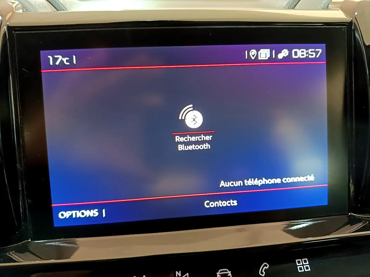 Écran tactile central du Citroën C5 Aircross 2020 affichant la recherche Bluetooth, avec bordure noire brillante.
