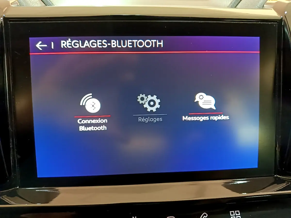 Écran tactile du système multimédia CITROEN C5 AIRCROSS 2020 affichant les réglages Bluetooth en intérieur noir brillant.