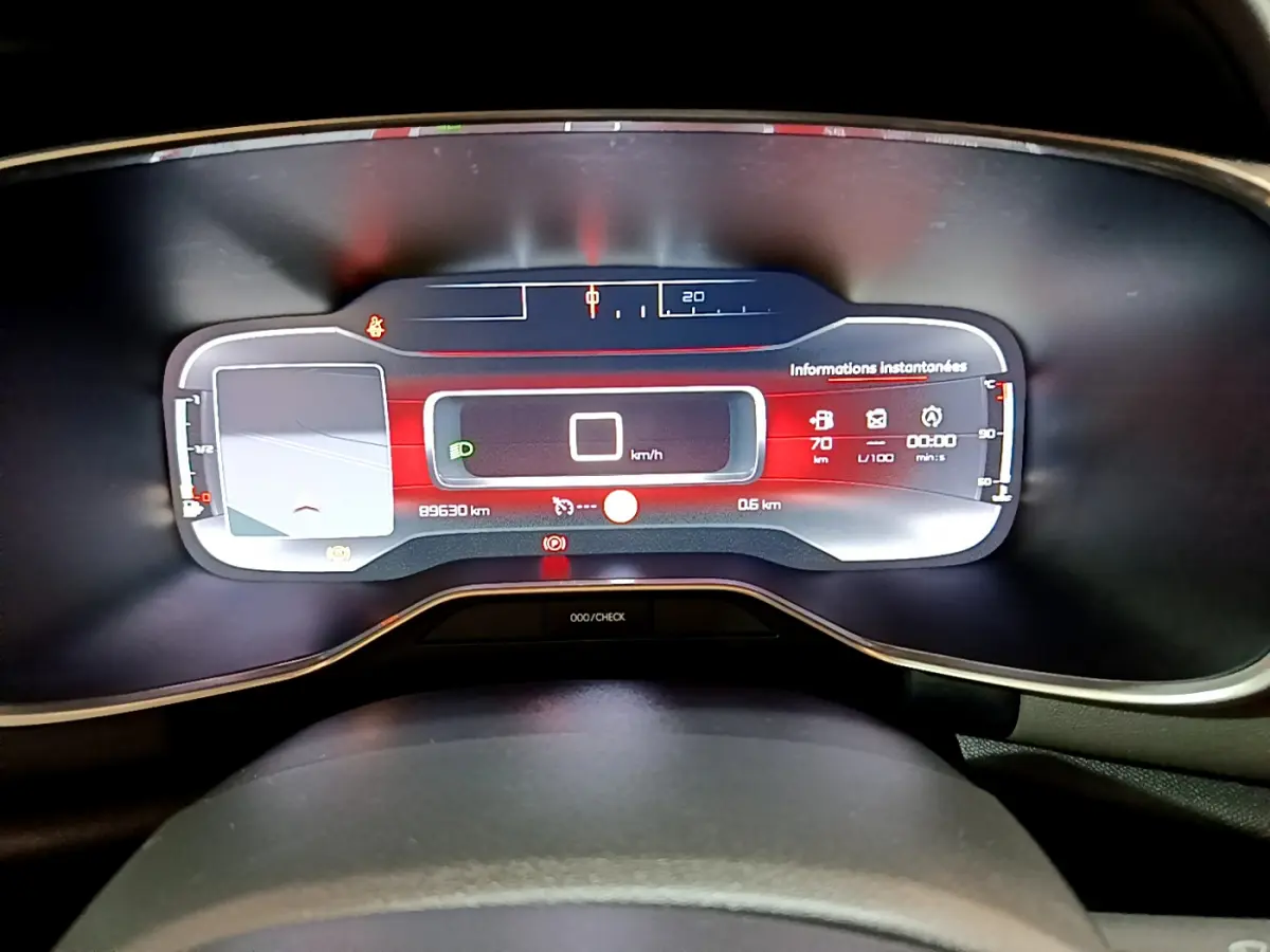 Tableau de bord numérique du Citroën C5 Aircross 2020 affichant la vitesse à 0 km/h et informations instantanées.