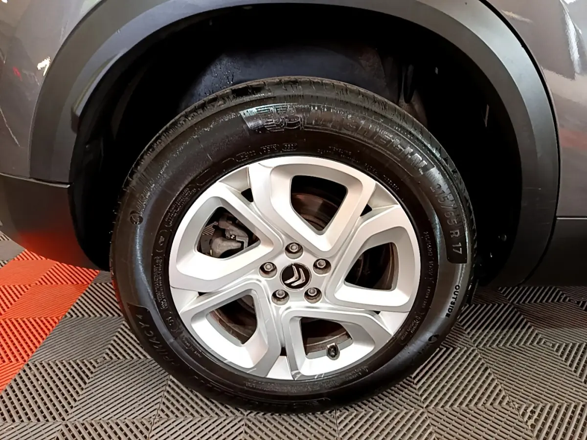 Gros plan sur la roue arrière droite du Citroën C5 Aircross gris foncé avec jante alliage 17 pouces Ellipse.