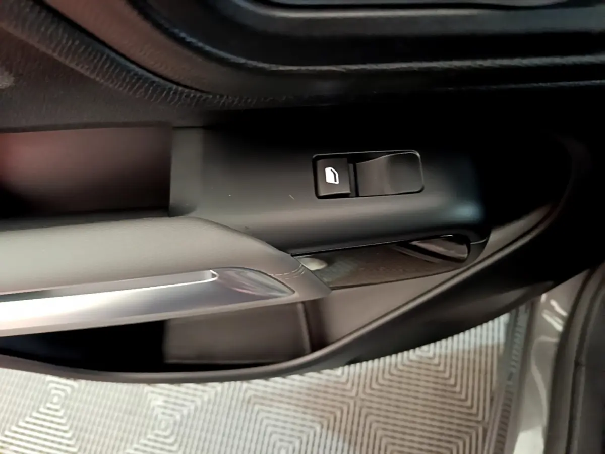 Gros plan sur la commande de lève-vitre côté conducteur du Citroën C5 Aircross gris foncé 2020.