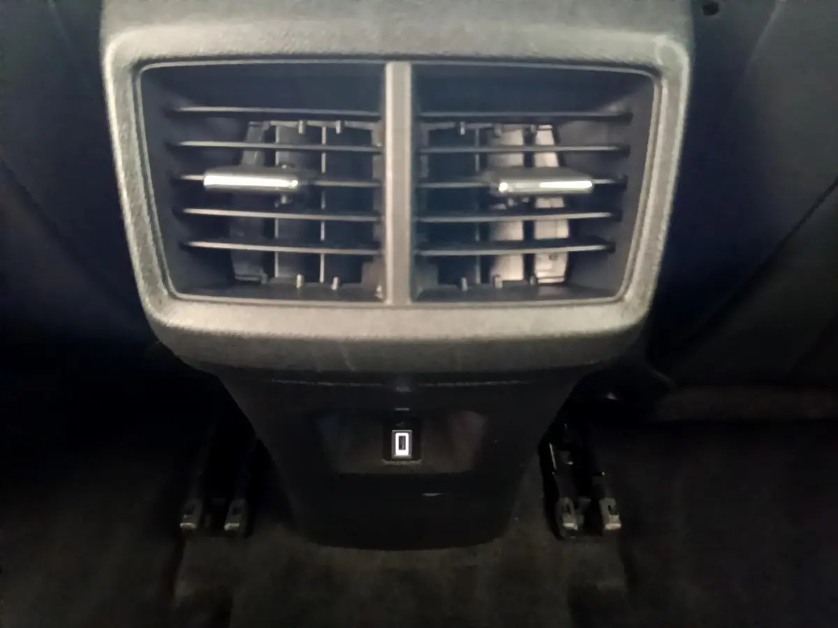 Gros plan sur les aérateurs arrière et prise USB du coffre d'un Citroën C5 Aircross gris foncé 2020