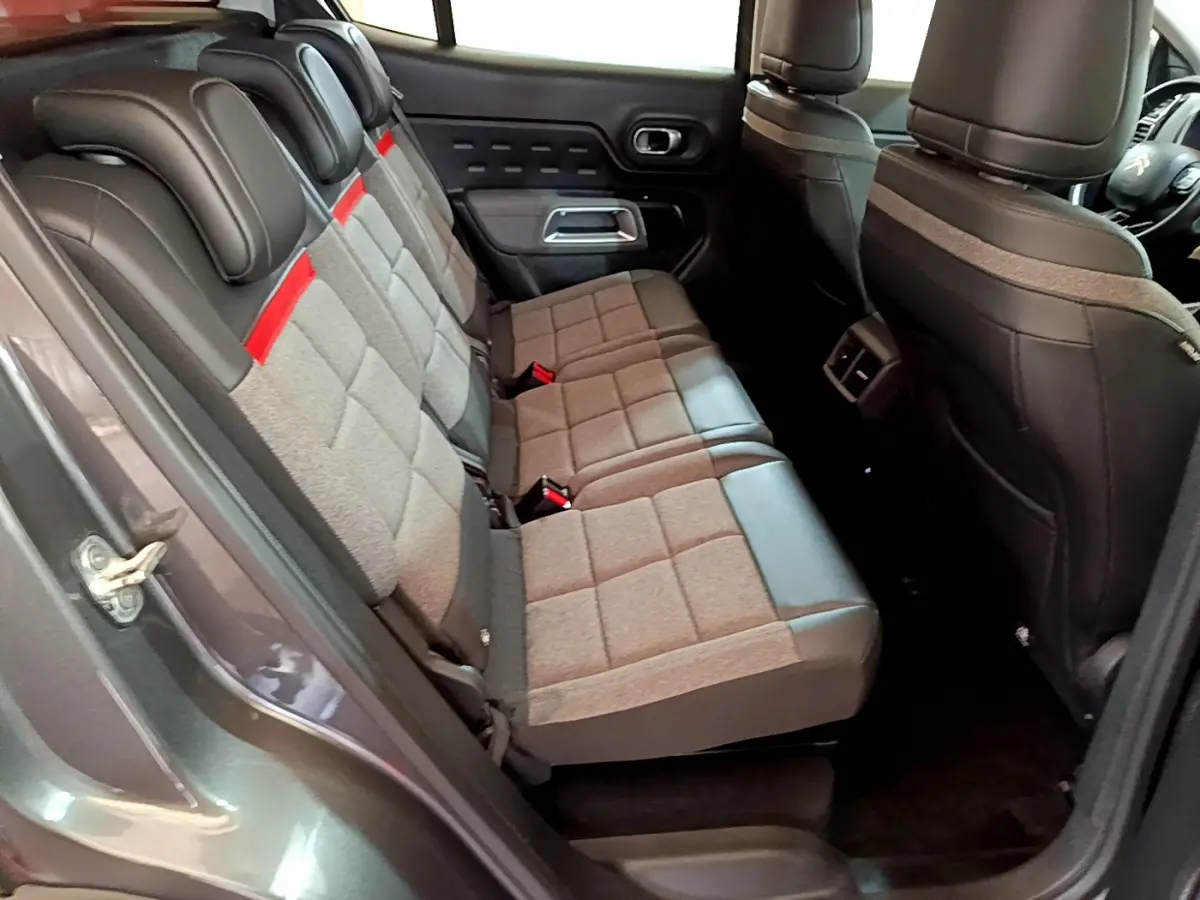 Vue intérieure côté gauche des sièges arrière gris clair et noir du Citroën C5 Aircross 2020 avec détails rouges.