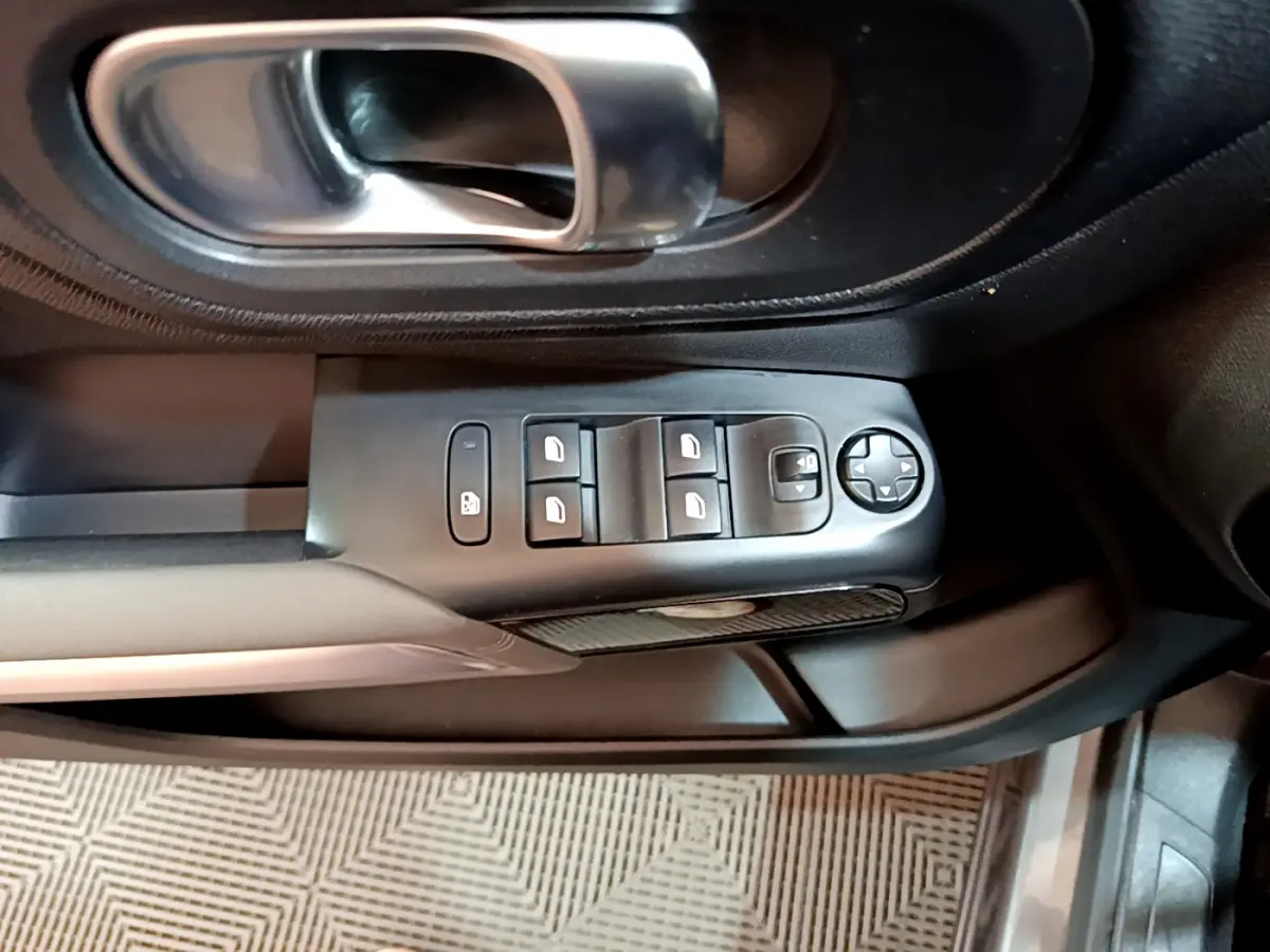 Panneau de commandes des vitres et rétroviseurs côté gauche intérieur d'un Citroën C5 Aircross gris foncé 2020.