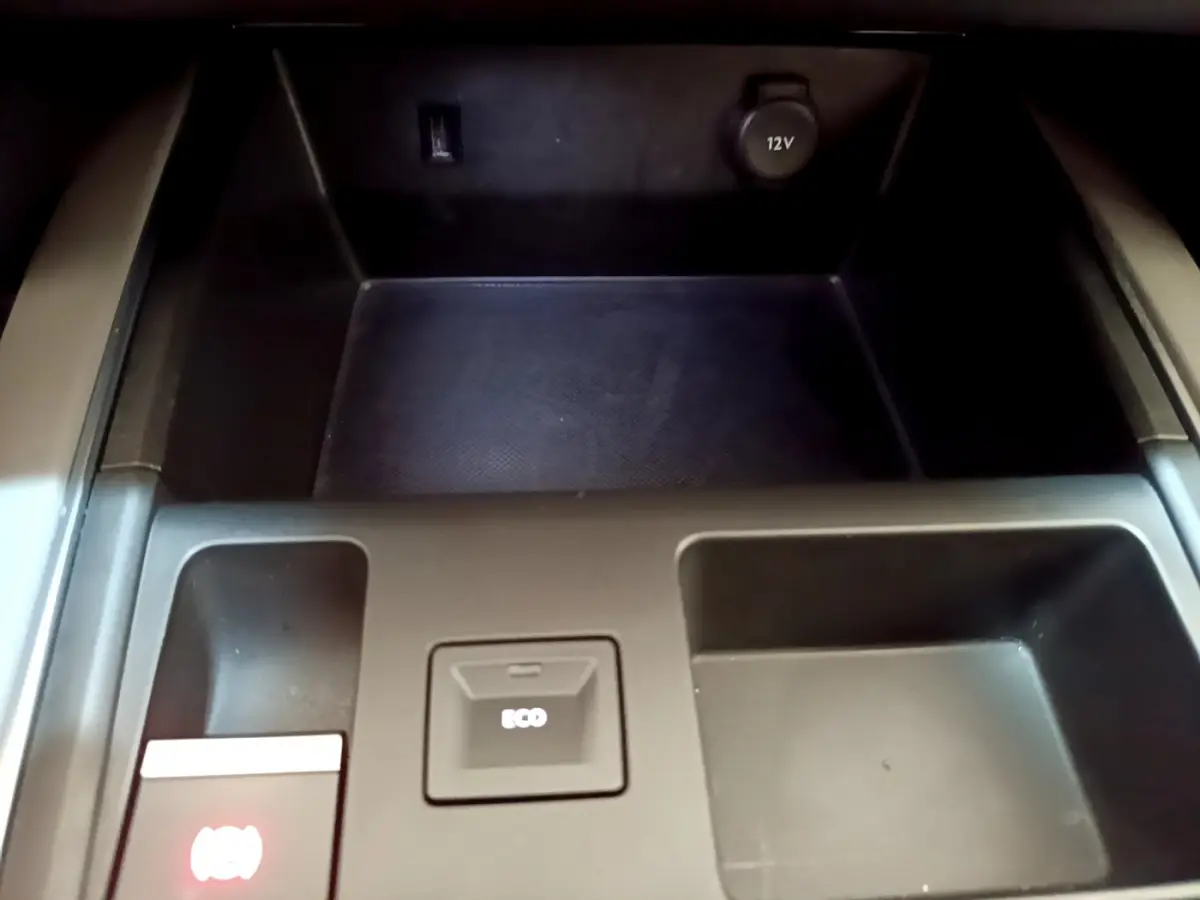 Gros plan sur la console centrale noire du Citroën C5 Aircross avec bouton ECO et prise 12V visible