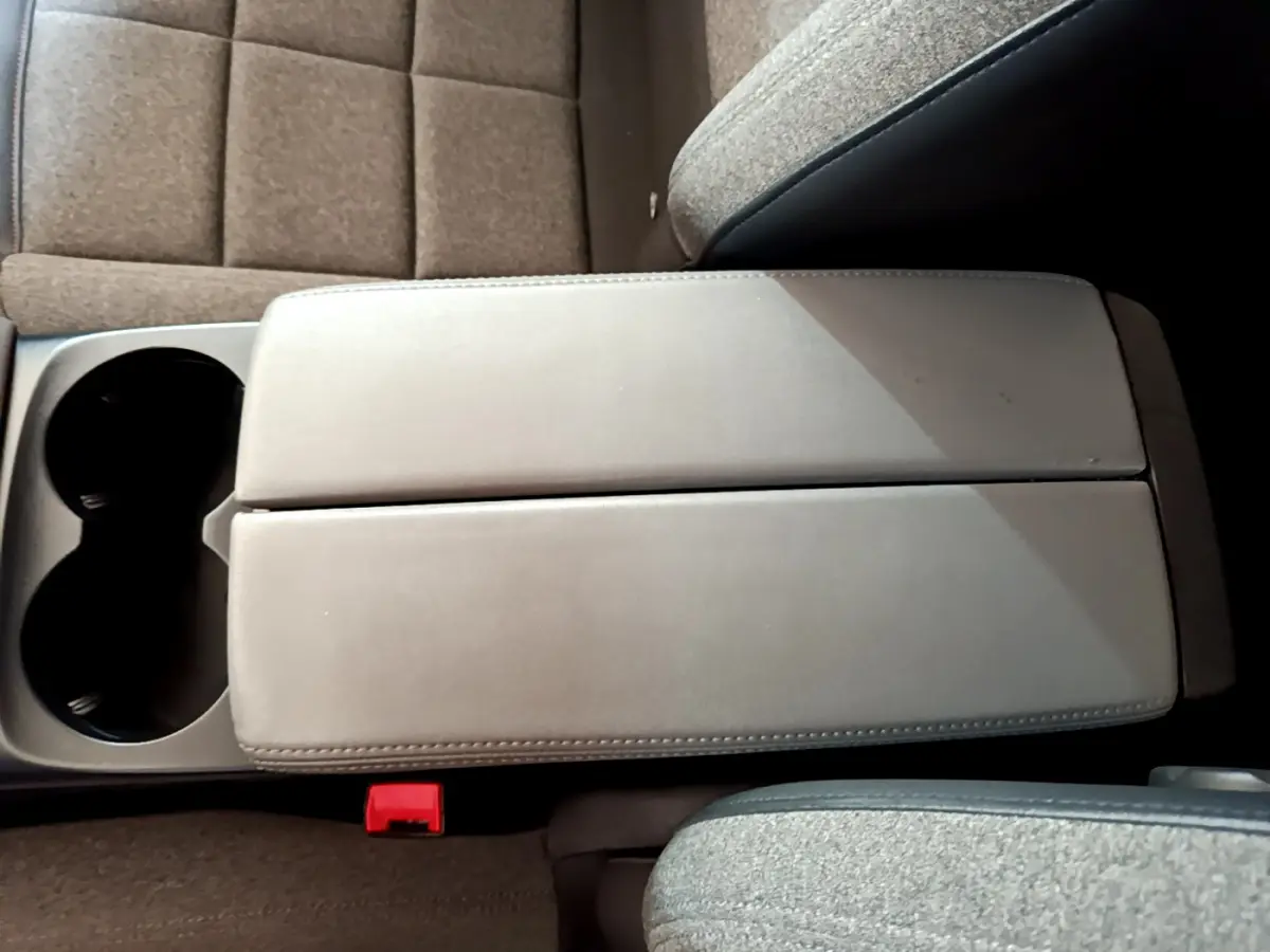 Accoudoir central gris clair fermé avec porte-gobelets, sièges tissu gris du Citroën C5 Aircross 2020.