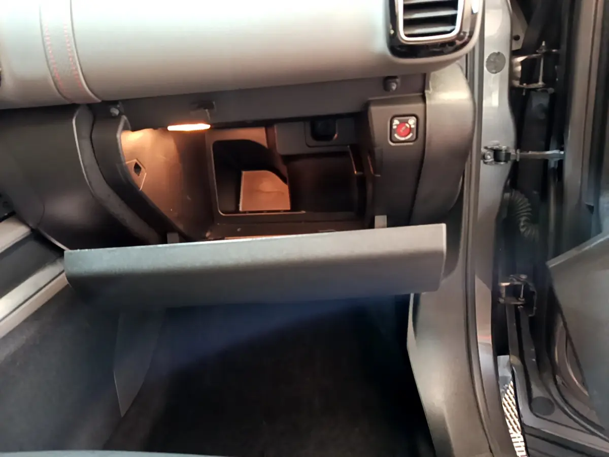Gant de rangement ouvert côté passager du Citroën C5 Aircross gris foncé, éclairage intérieur allumé.