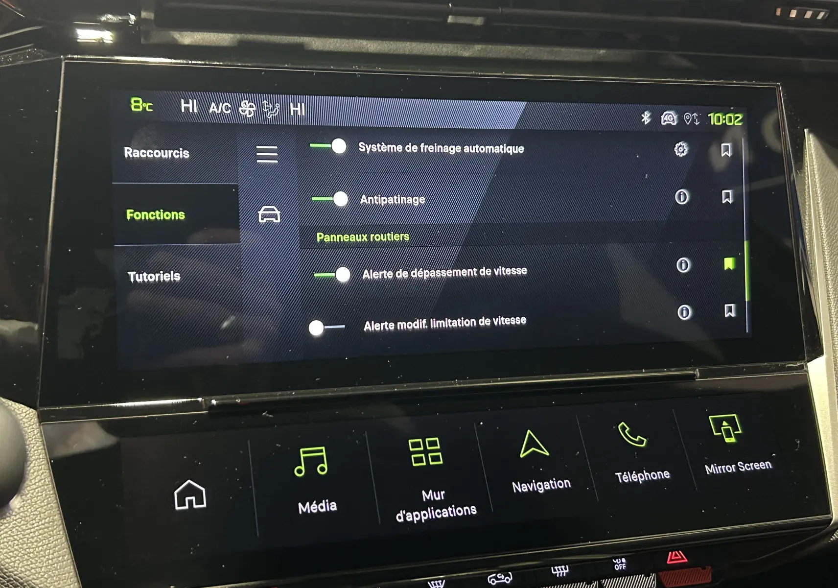 Écran tactile central du tableau de bord de la Peugeot 308 gris Selenium, affichant les réglages d’aide à la conduite.