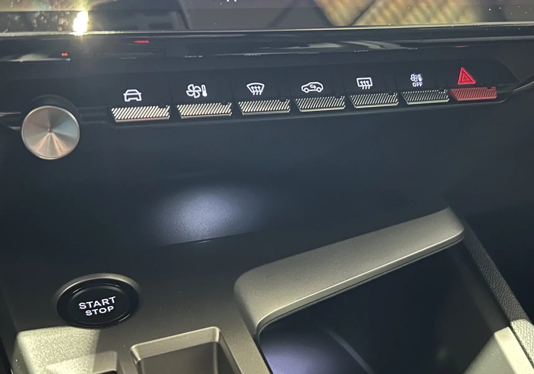 Vue rapprochée de la console centrale de la Peugeot 308 III Ph.2 Hybrid 145 GT, boutons tactiles et bouton Start/Stop visibles.