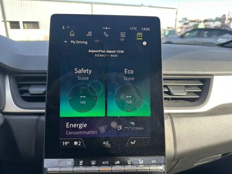 Écran tactile central du tableau de bord du Renault Captur blanc nacré/noir, affichant scores sécurité et éco.