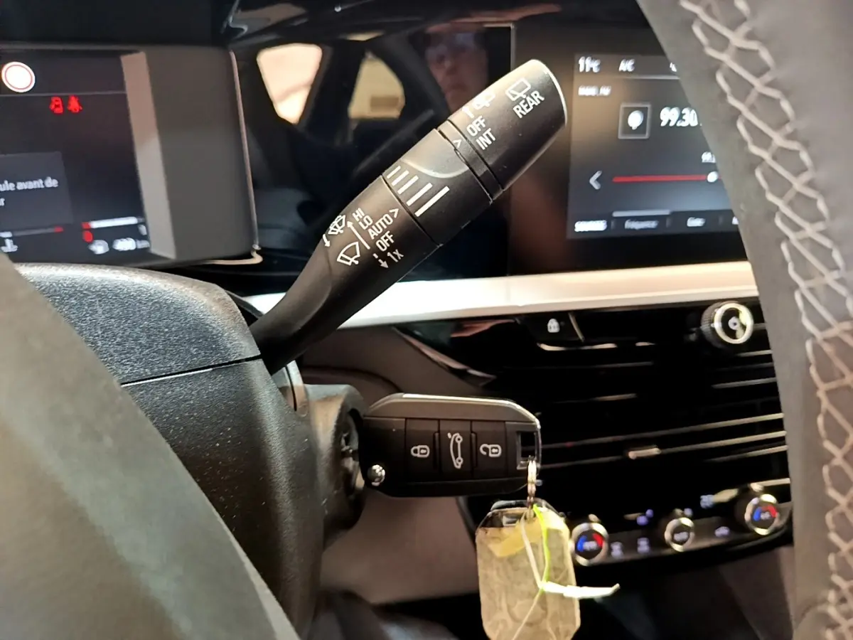 Vue intérieure du tableau de bord de l’Opel Mokka 2024 avec commandes au volant et écran tactile allumé.