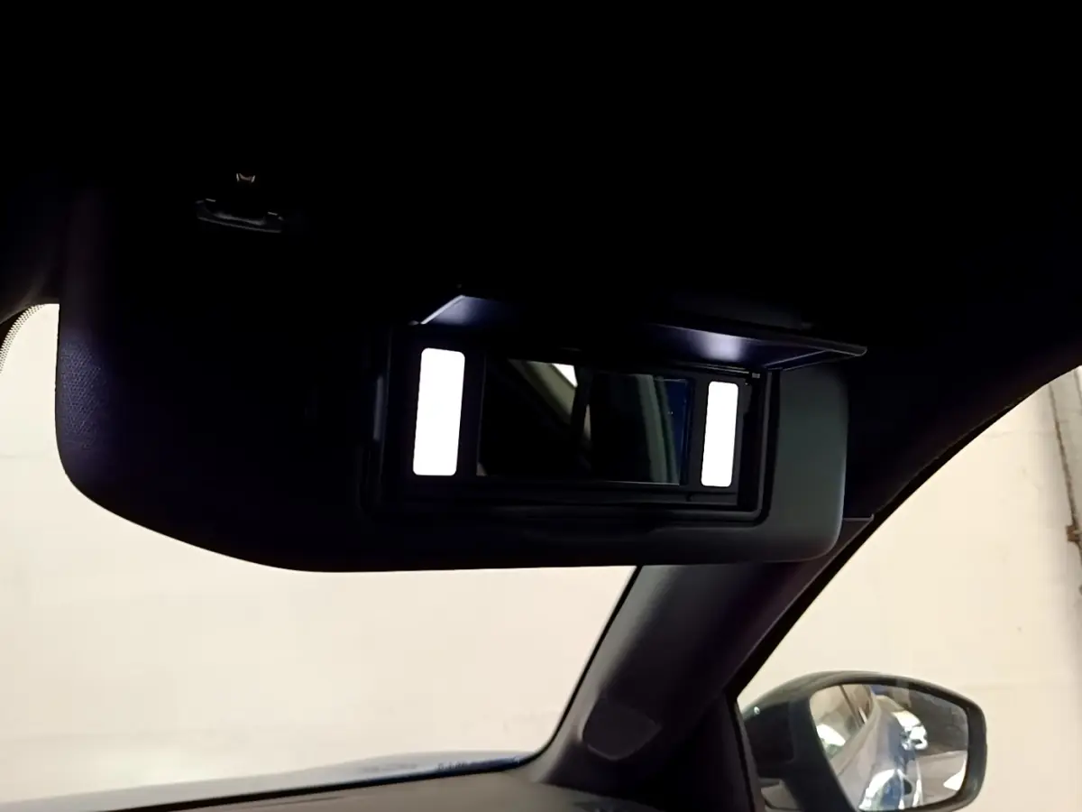 Miroir de courtoisie éclairé sur pare-soleil intérieur côté conducteur de l’Opel Mokka bleu 2024.