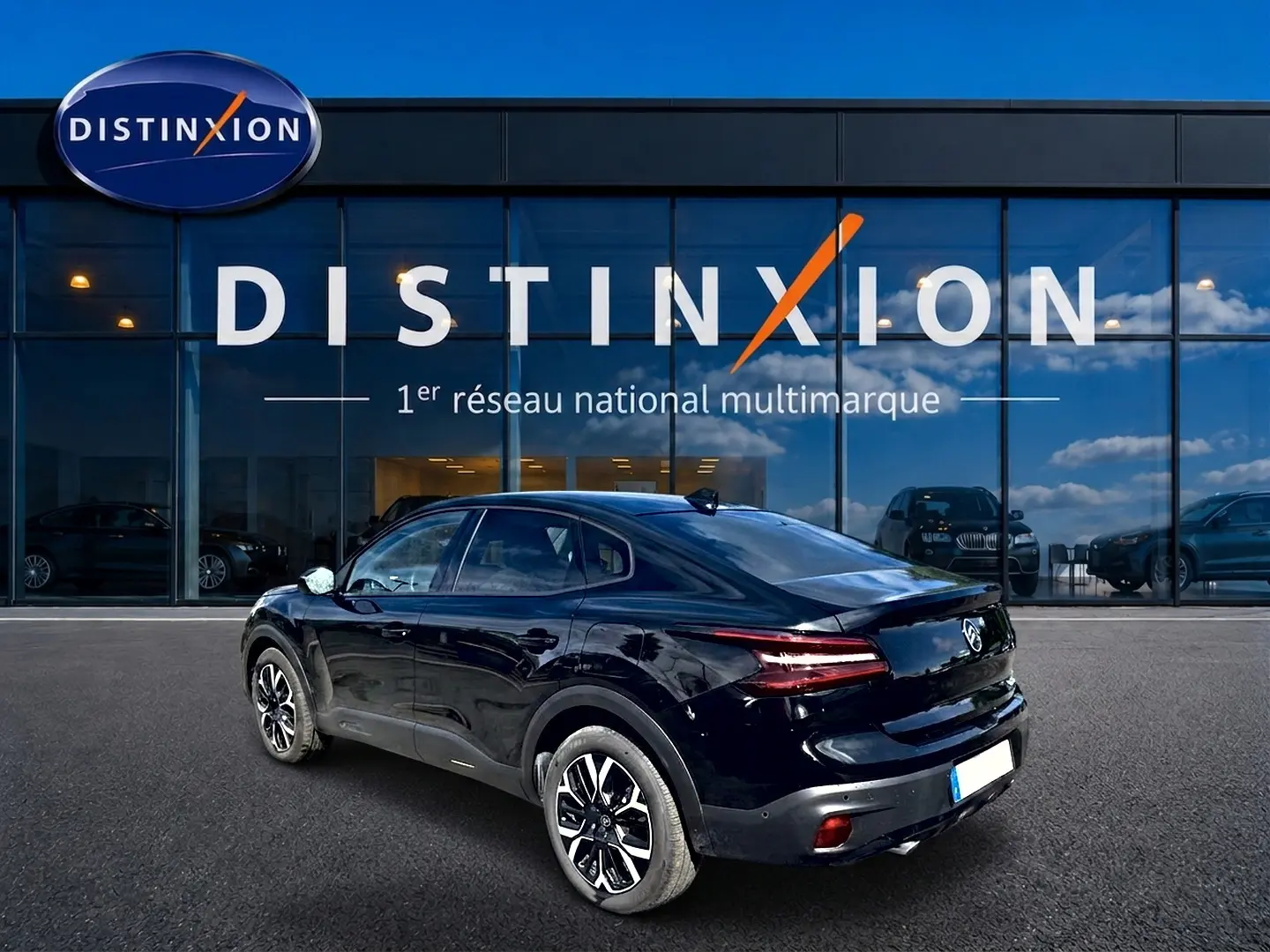 Vue 3/4 arrière droite d'une Citroën C4 X noire 2025, avec feux arrière LED et jantes alliage distinctives.