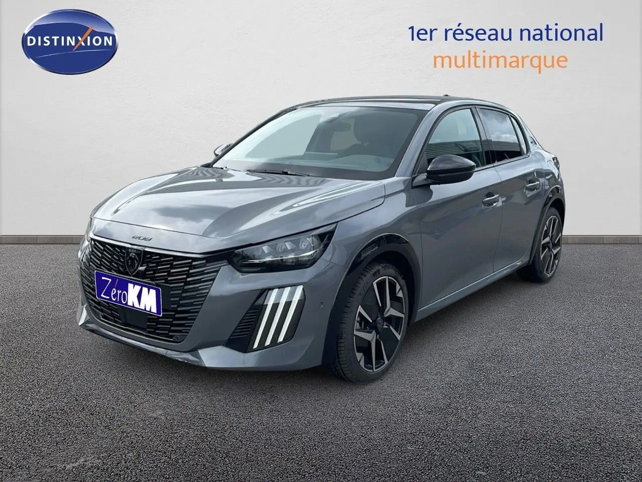 Peugeot 208 gris selenium métal avec toit noir, vue 3/4 avant mettant en valeur ses phares LED et jantes biton.