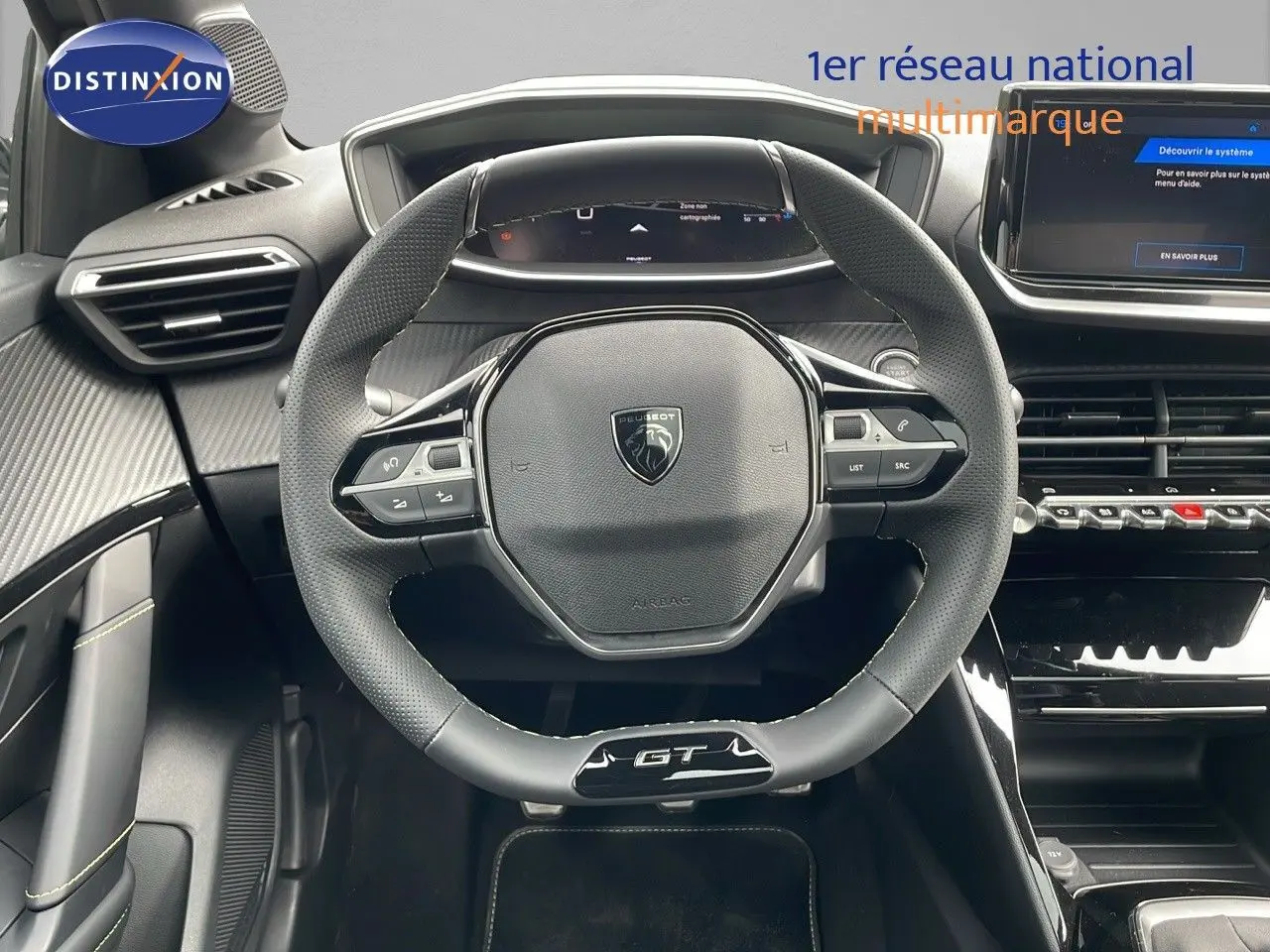 Vue intérieure centrée sur le volant GT de la Peugeot 208 gris selenium avec tableau de bord numérique et écran tactile.