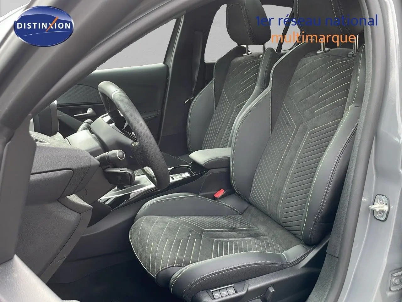 Intérieur avant droit de la Peugeot 208 GT 2025 avec sièges en cuir noir et alcantara gris selenium.