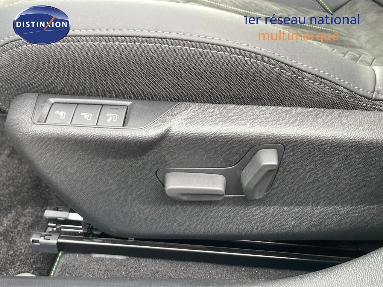 Gros plan sur les commandes électriques du siège conducteur en cuir noir de la Peugeot 208 gris selenium métal toit noir.