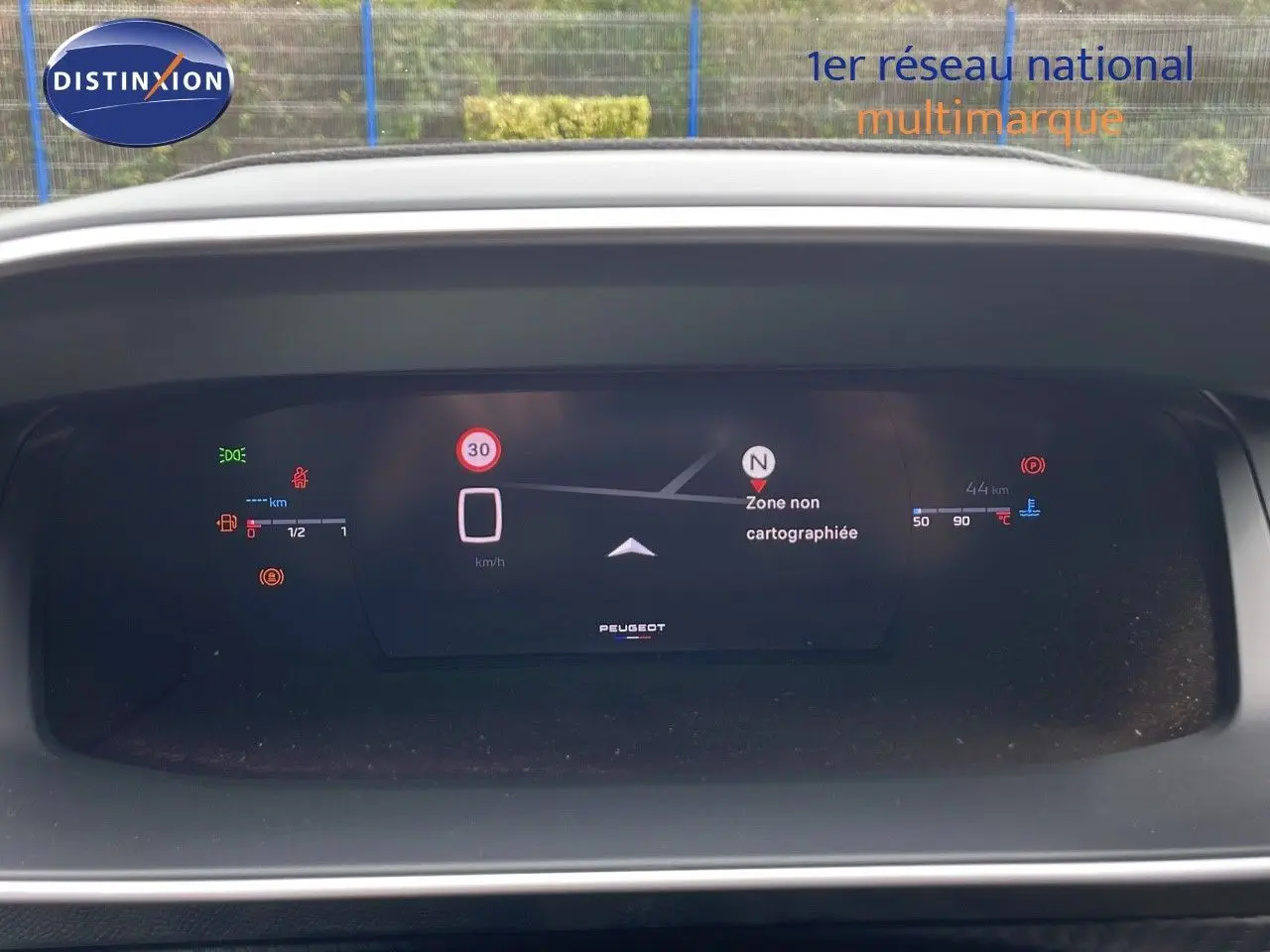 Vue rapprochée du tableau de bord numérique du Peugeot 208 2025 affichant la navigation et les alertes de vitesse.