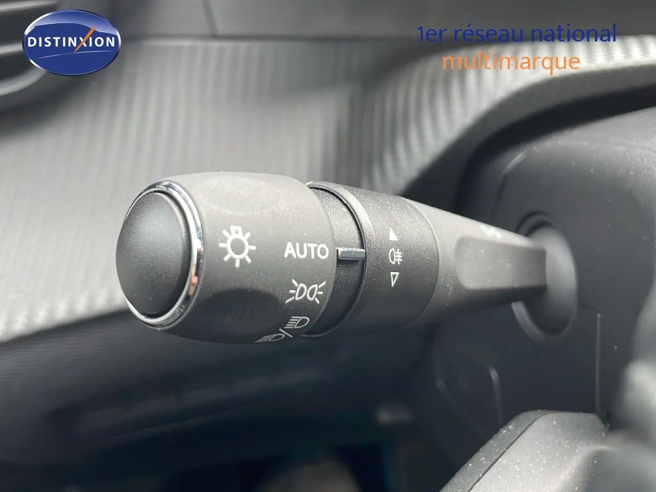 Le commodo d'éclairage avec réglage automatique dans l'habitacle de la Peugeot 208 gris et toit noir.