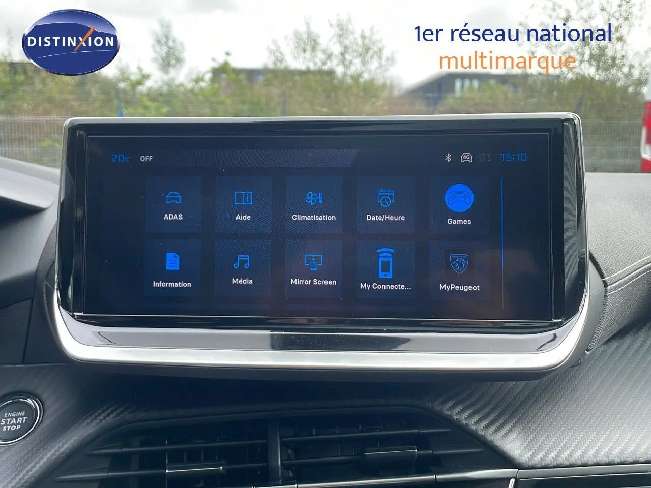 Écran tactile central affichant les options multimédia et climatisation dans le tableau de bord d'une Peugeot 208 2025.