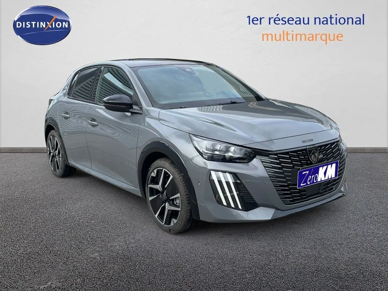 Peugeot 208 gris selenium métal avec toit noir, vue 3/4 avant mettant en valeur ses phares LED et jantes biton.