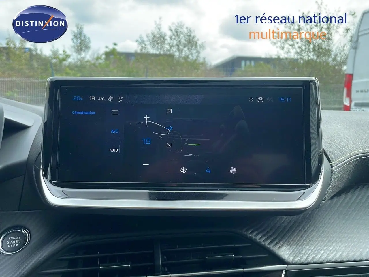 Écran tactile central de la Peugeot 208 2025 montrant les réglages de climatisation dans un intérieur moderne.