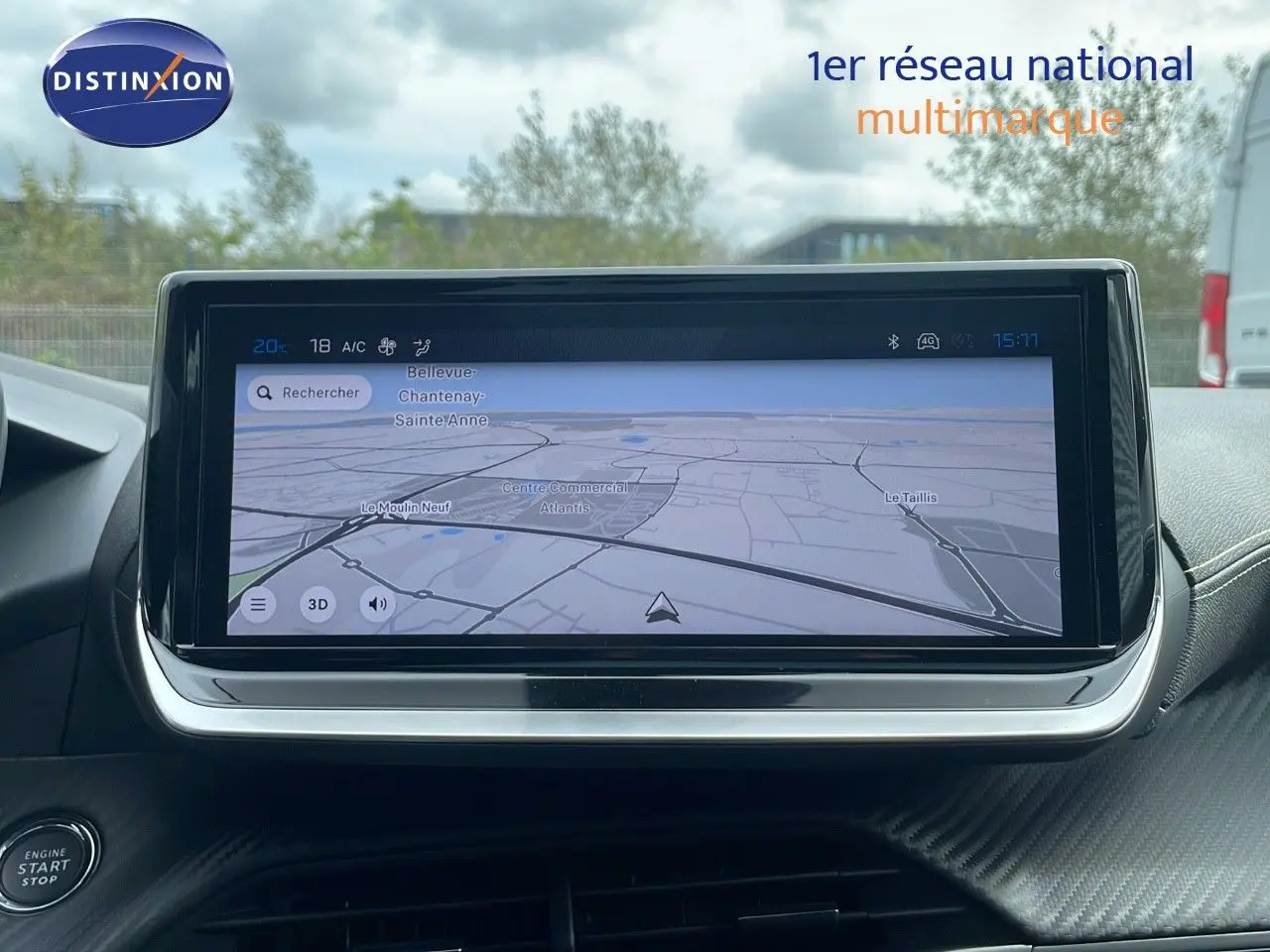 Écran tactile central affichant la navigation GPS dans l'habitacle d'une Peugeot 208 gris selenium métal toit noir.