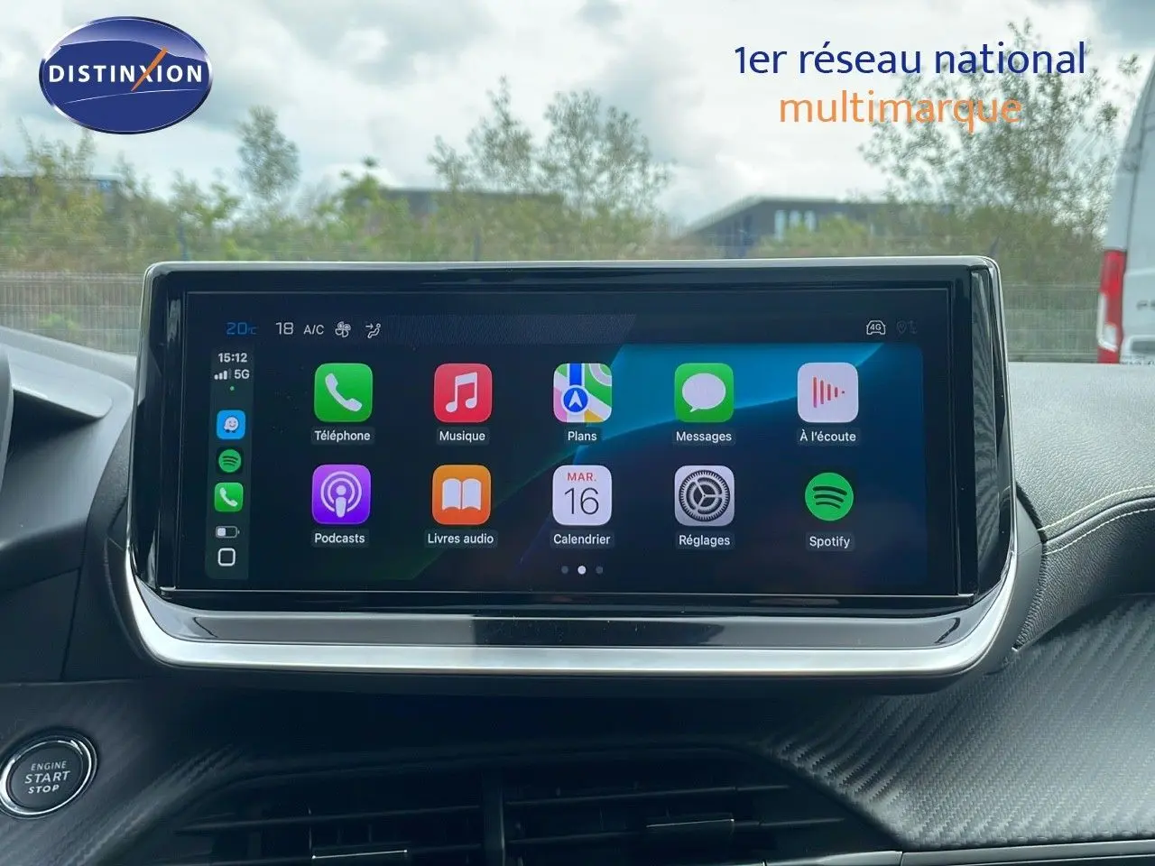 Écran tactile central affichant les applications connectées dans l'habitacle d'une Peugeot 208 GT 2025.
