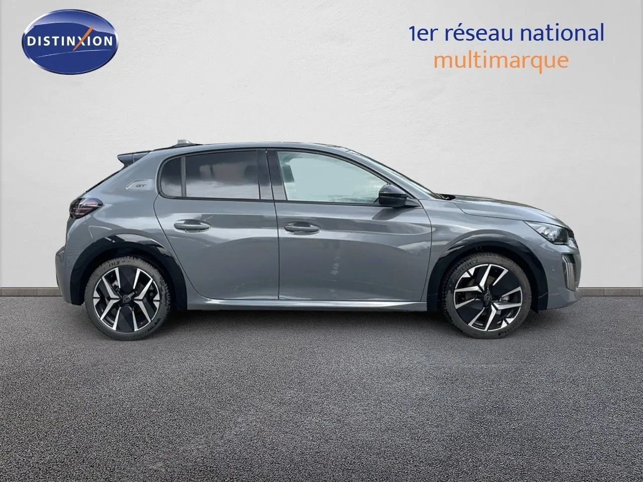 Profil droit d'une Peugeot 208 2025 gris sélénium métal avec toit noir et jantes alliage bicolores.