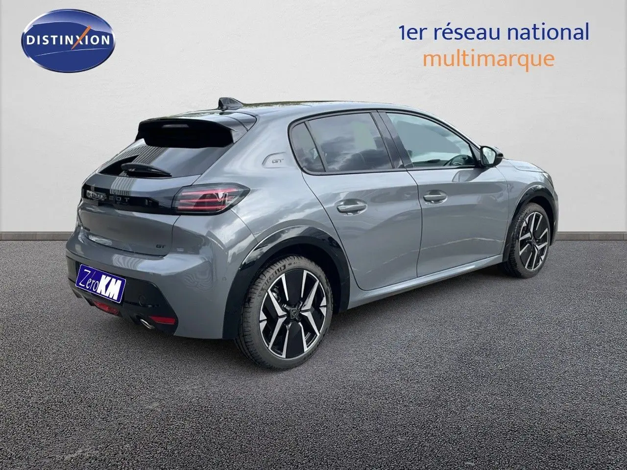 Peugeot 208 gris selenium métal avec toit noir, vue 3/4 arrière côté gauche, jantes alliage bicolores.