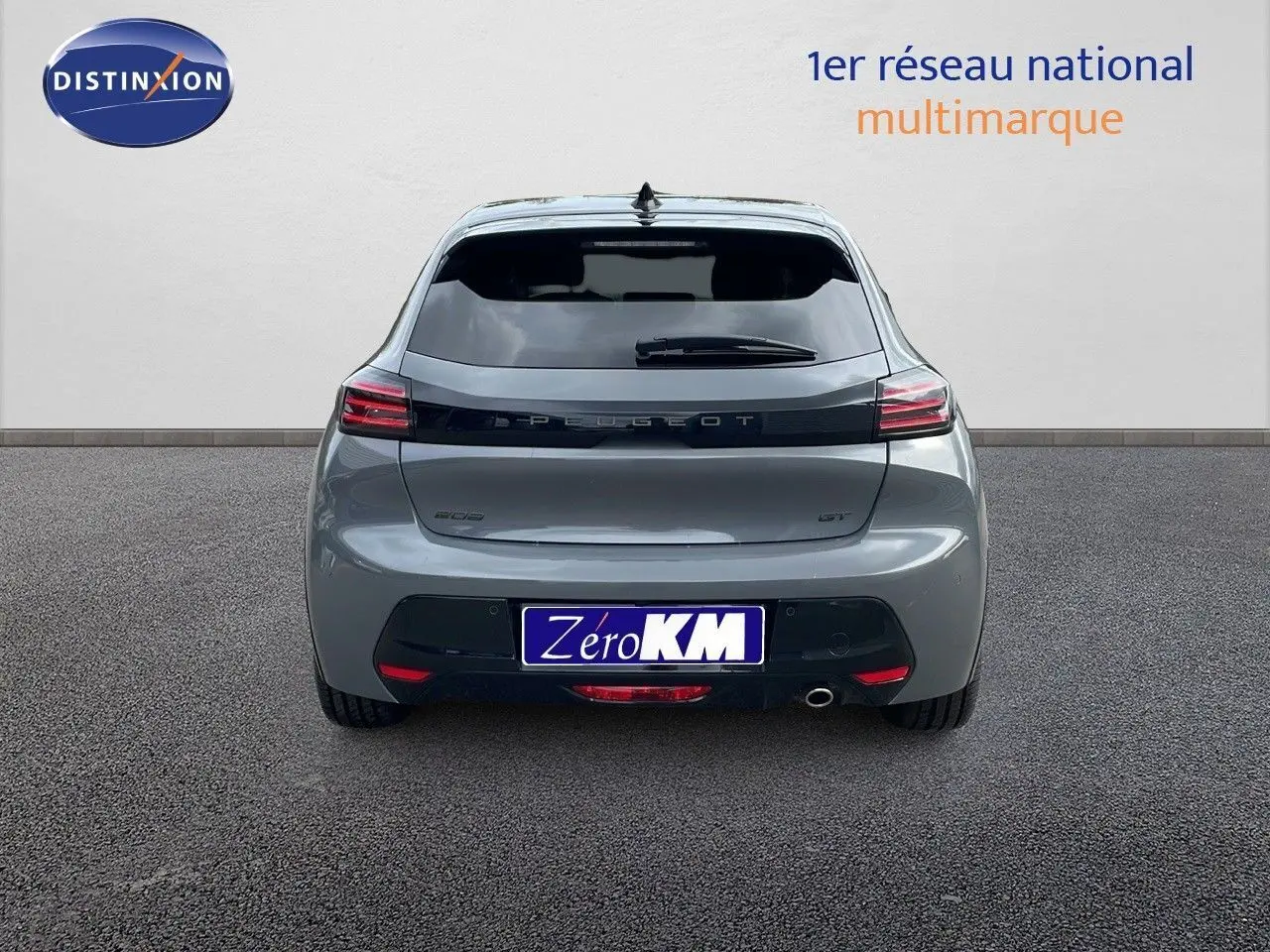 Vue arrière d'une Peugeot 208 gris selenium métal avec toit noir, mettant en valeur ses feux LED et son design compact.