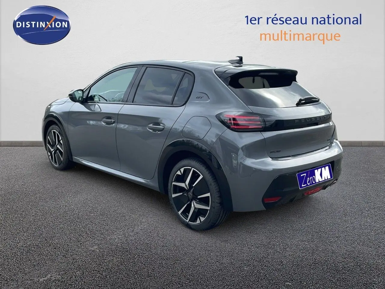 Vue 3/4 arrière droite d'une Peugeot 208 gris selenium métal avec toit noir et jantes biton distinctives.